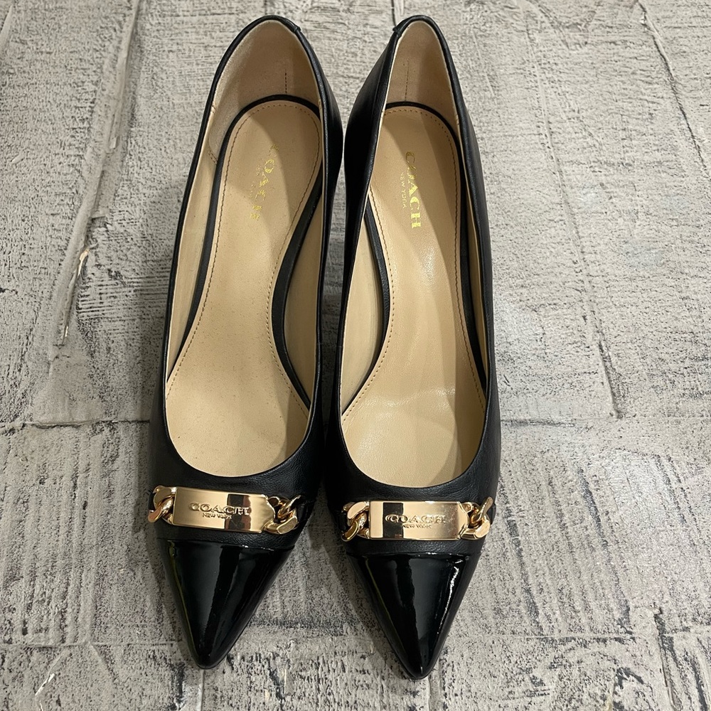 Coach Black Bowery Pumps 7 with gold tone plate, kitten heel